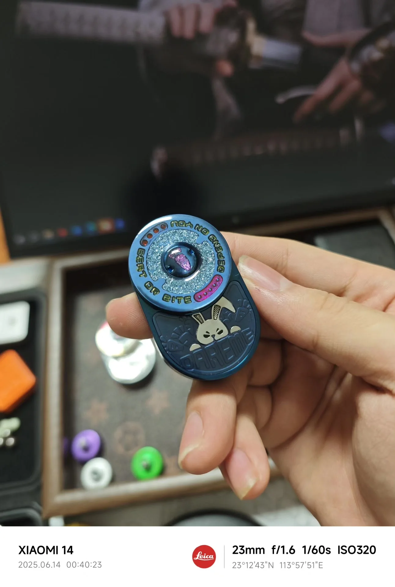 Used EDC New Sealing Crystal Blue Rabbit Mix Ding Ding Rhythm Mechanical Push Card Edc Toy Fingertip Gyro