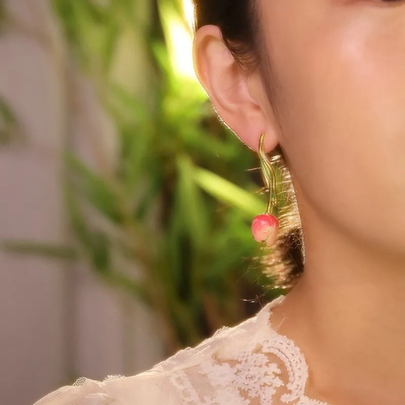 Pendientes de tuerca de esmalte hechos a mano románticos suaves, flor de tulipán pintada en rosa, serie Pastoral dulce, pendientes de gama alta