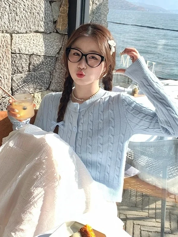 

Свитер с синим узлом и вышивкой, кардиган, женская вязаная верхняя одежда, новинка 2025 года, модный топ с закрученным верхом, тонкий...