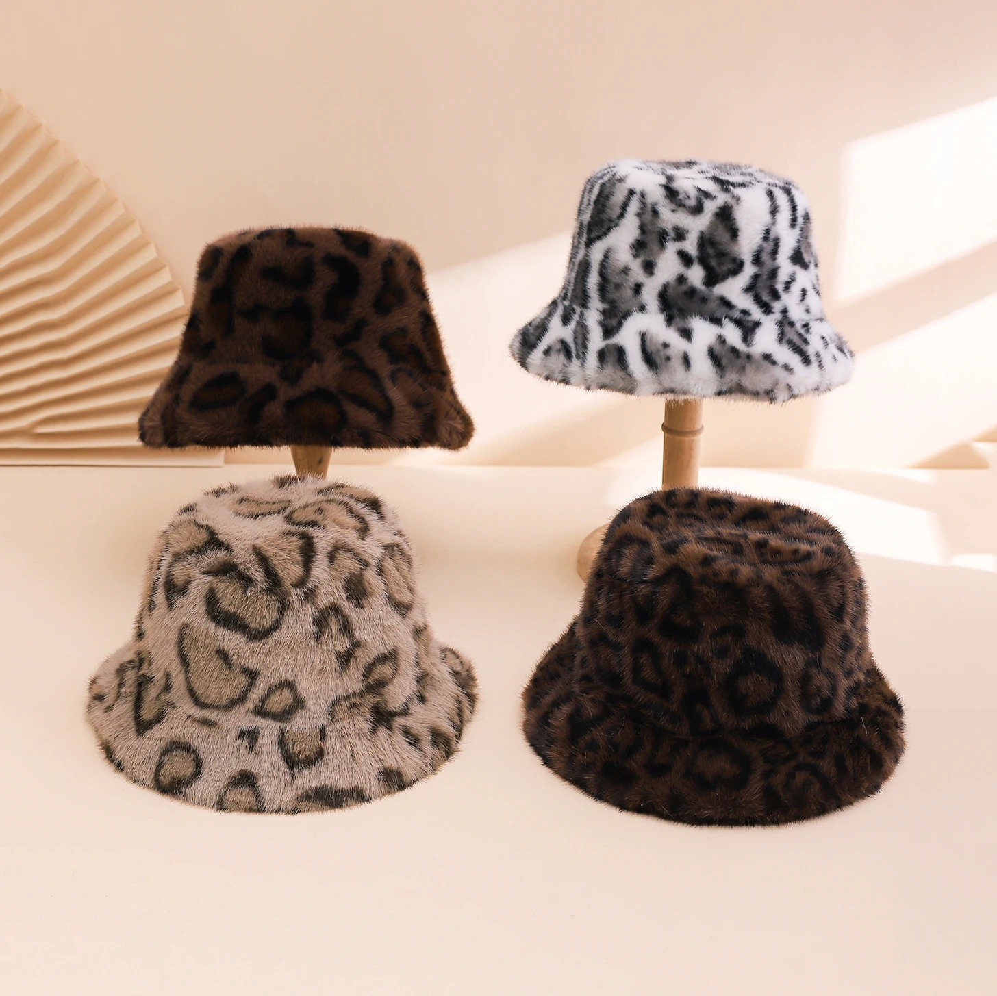 The new leopard print plush fisherman hat for autumn and winter is a street trend, paired with an ear-protecting basin hat