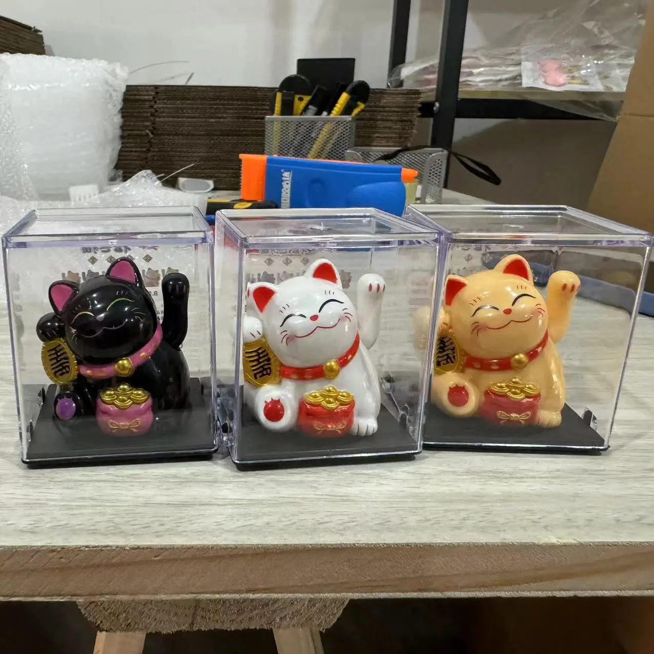 تعمل بالطاقة الشمسية Maneki Neko القط المحظوظ ترحيب القط الصيني المحظوظ يلوحون اليد بيكونينغ تماثيل قطة الحظ للديكور المنزل