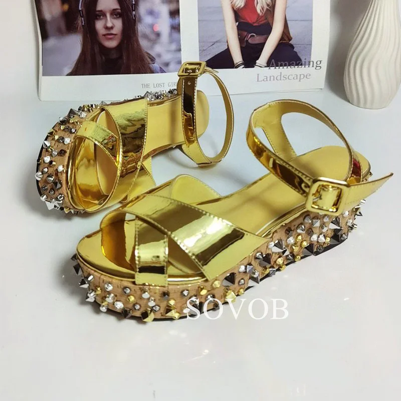 Couro envernizado de cristal brilhante rebite feminino Decoração Cunhas Sandálias, sandálias gladiador do dedo do pé redondo, versátil sapatos simples, verão