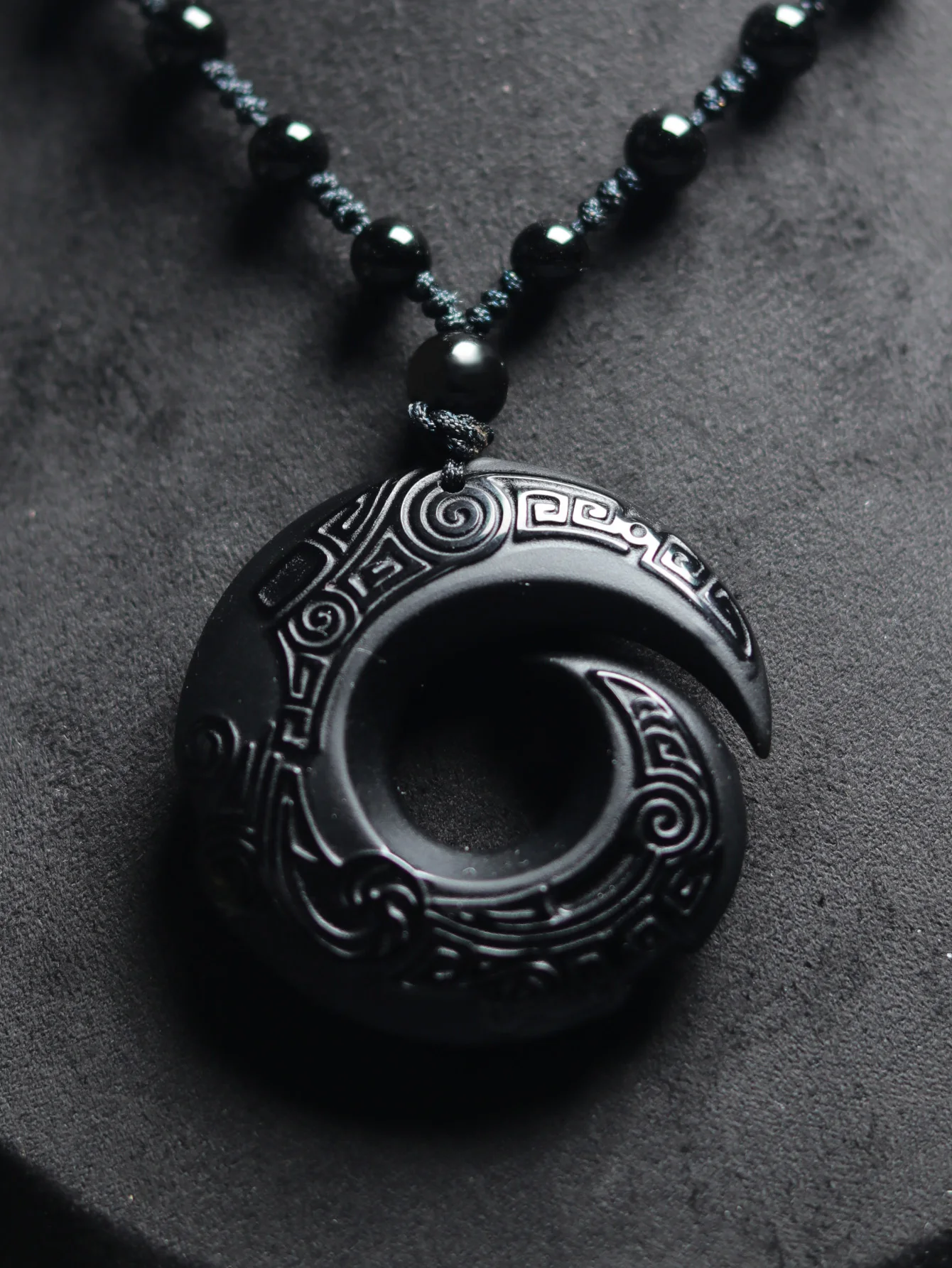 Charming Vintage Obsidian Carved Magatama Shape Pendant with Beaded Chain Necklace for Men Wedding Party Fashion Christmas Gifts