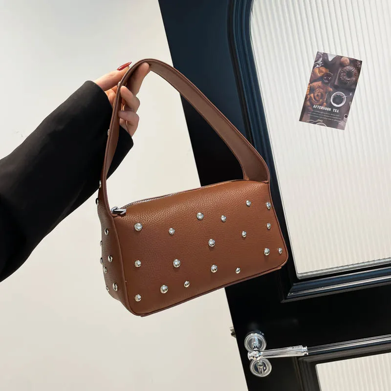 

Модная женская сумка через плечо со звездными заклепками, новинка 2023 года, повседневная сумка через плечо в стиле панк, легкая сумка подмышками для ежедневного использования