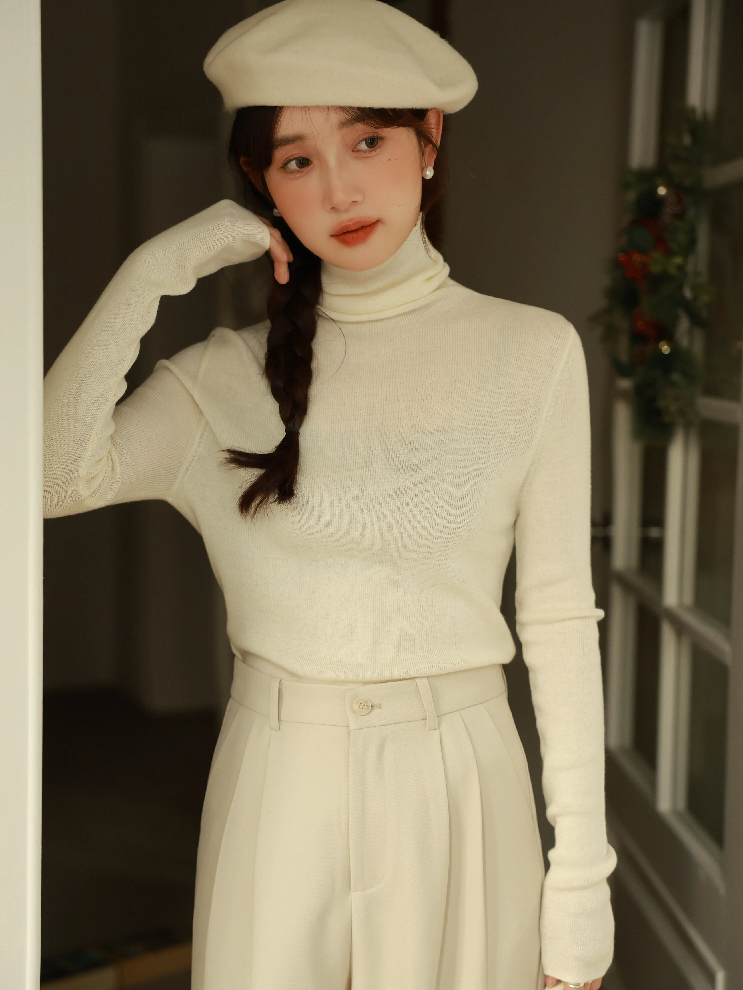 Damski golf, dopasowany krój, miękki, prążkowany, elegancki sweter z wysokim dekoltem, idealny na jesień i wiosnę, podkreślający figurę i lekki, jako warstwa bazowa.