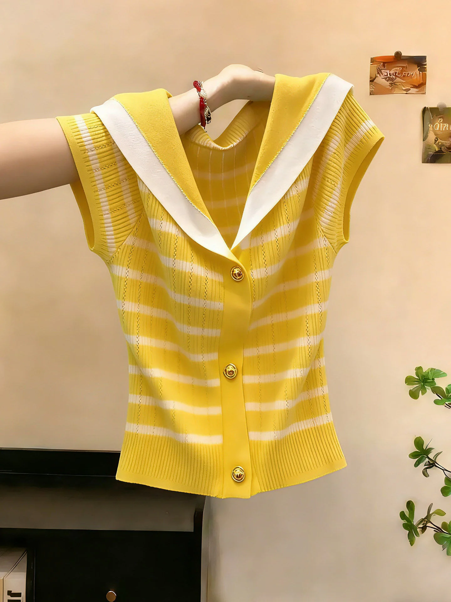Suéter con Cuello Marinero a Rayas Amarillas para Mujer, Nuevo Modelo 2026, Verano, Versátil, Manga Corta, Tejido de Punto, Estilo Francés, Elegante, con Botones Dorados