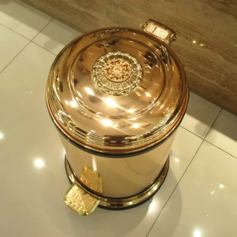 Luxury Golden pedal metal trash can upscale hotel villa kitchen living room bathroom covered garbage storage bucket dustbin