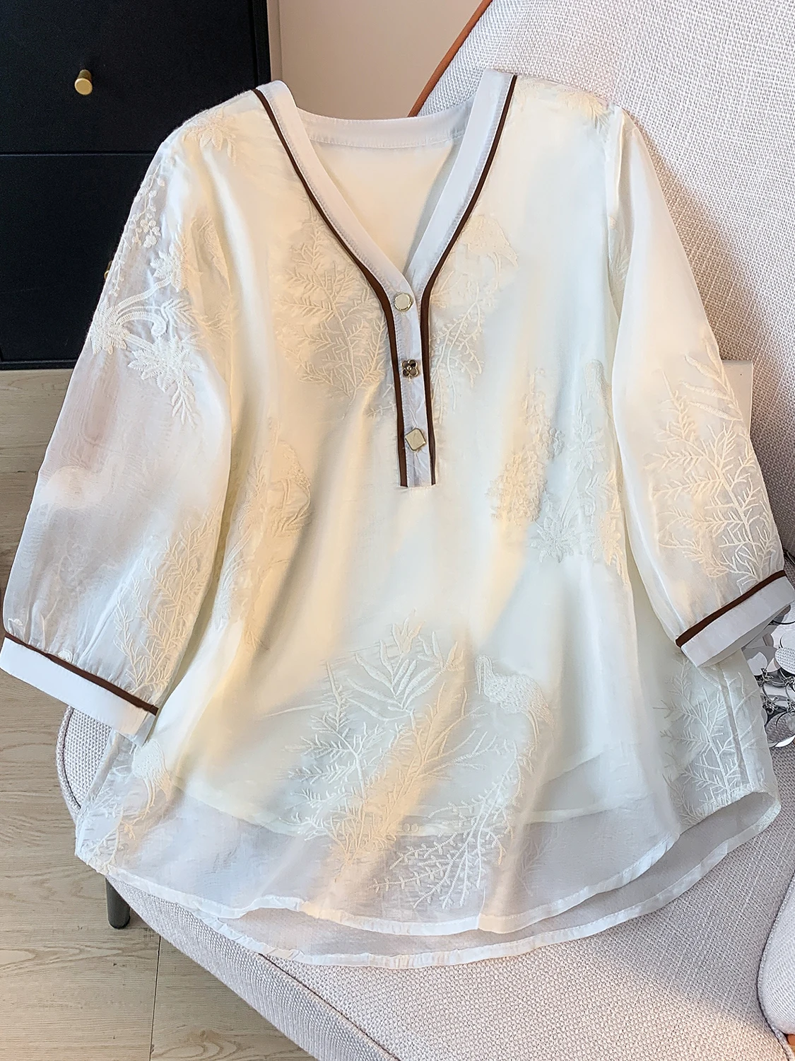 قميص نسائي صيفي 2025 جديد بأكمام قصيرة ورقبة على شكل V، مطرز، فضفاض، مقاس كبير، أنيق، موضة الشارع العصرية