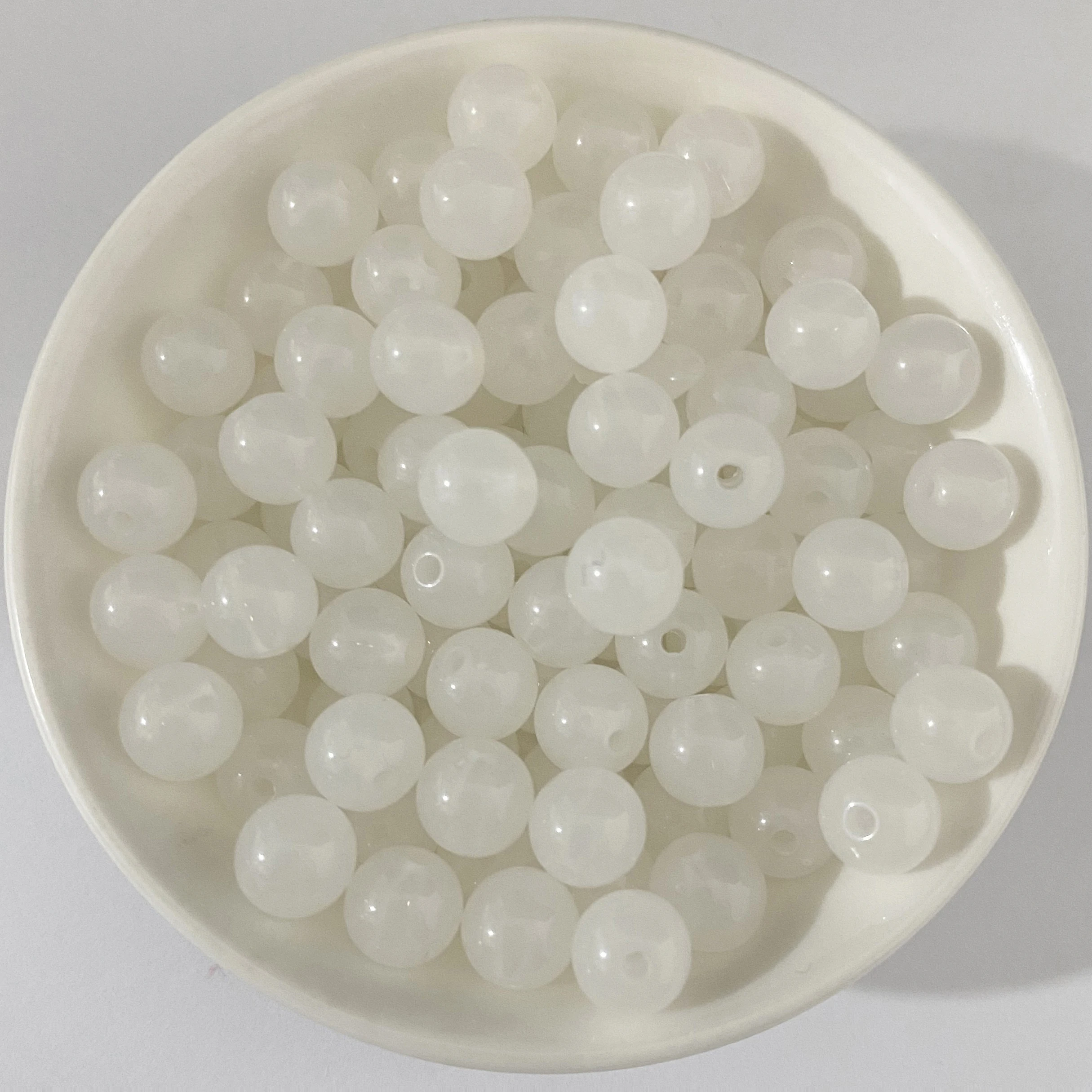 Transparente Kaugummi-Acryl-Abstandsperlen in runder Form, 6, 8, 10 mm, Größe wählbar, für die Schmuckherstellung. – Detail 3