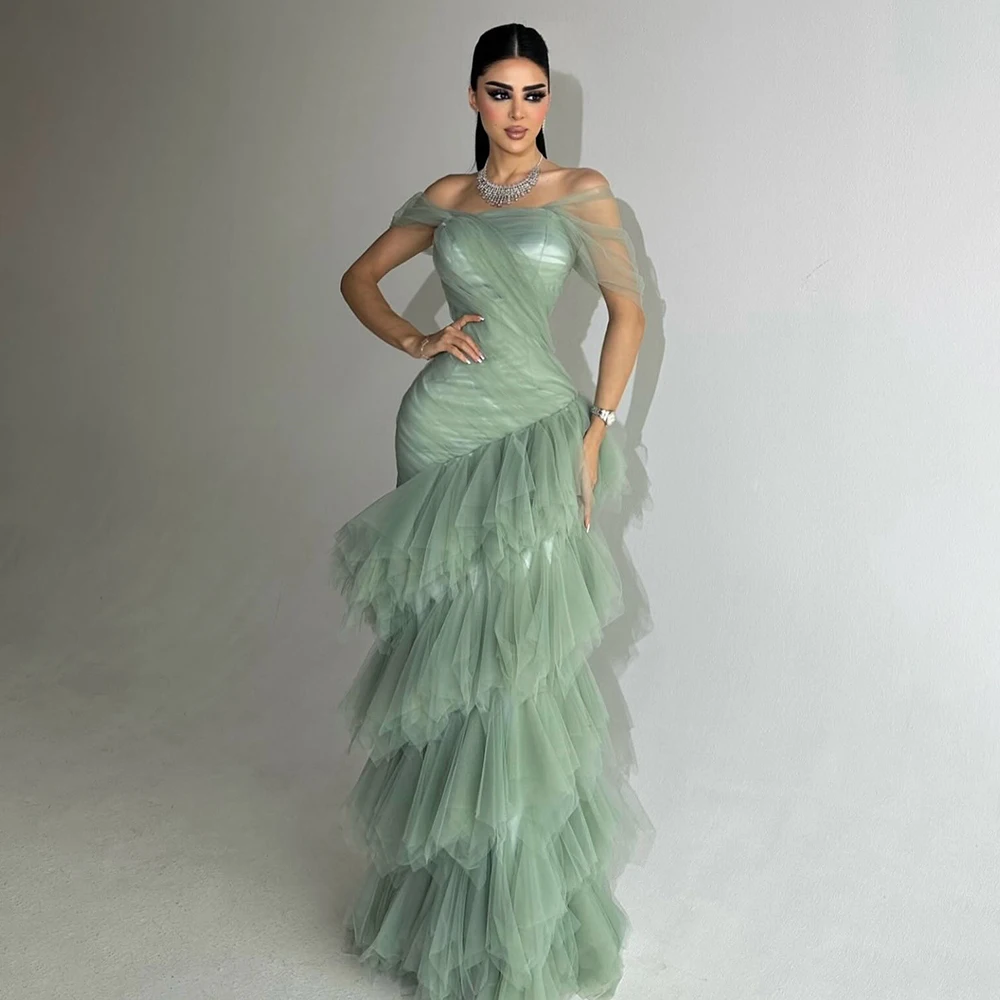 ชุดราตรีออกงานแบบยาวทรงเข้ารูป ผ้าทูลล์ระบายเป็นชั้นๆ แบบเปิดไหล่ สไตล์โมเดิร์น ตัดเย็บตามสั่ง เหมาะสำหรับงานเลี้ยงวันเกิด โชว์หลัง