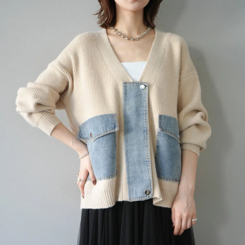 

Осень-зима 2025 джинсовый лоскутный вязаный кардиган пальто женский новый корейский v-образный вырез с длинными рукавами и карманами повседневный свободный свитер куртка