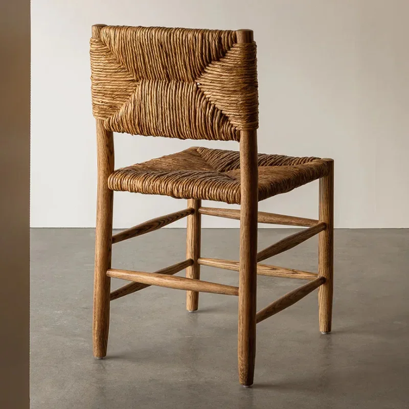 بار من الخشب الصلب، بار منزلي بسيط وحديث، كرسي مطعم من الخيزران القديم