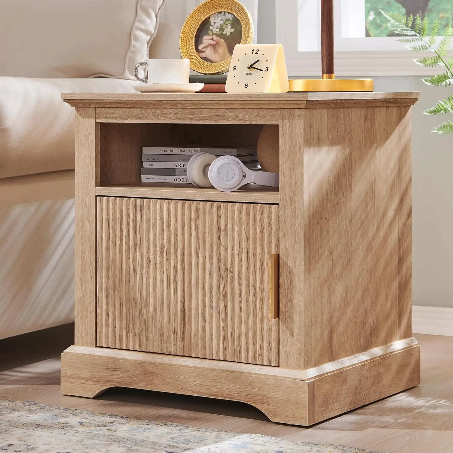 Table de nuit cannelée avec station de charge, grande table d'appoint moderne de 22 ", table d'extrémité en bois avec étagère ouverte et dessus de lit spacieux, chevet