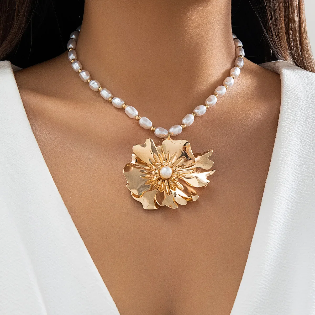 

Metal Flower Women's Necklace Lnlaid with Lmitation Pearls Luxury Bohemian Style Wedding Necklace For Women Jewelry Accessories