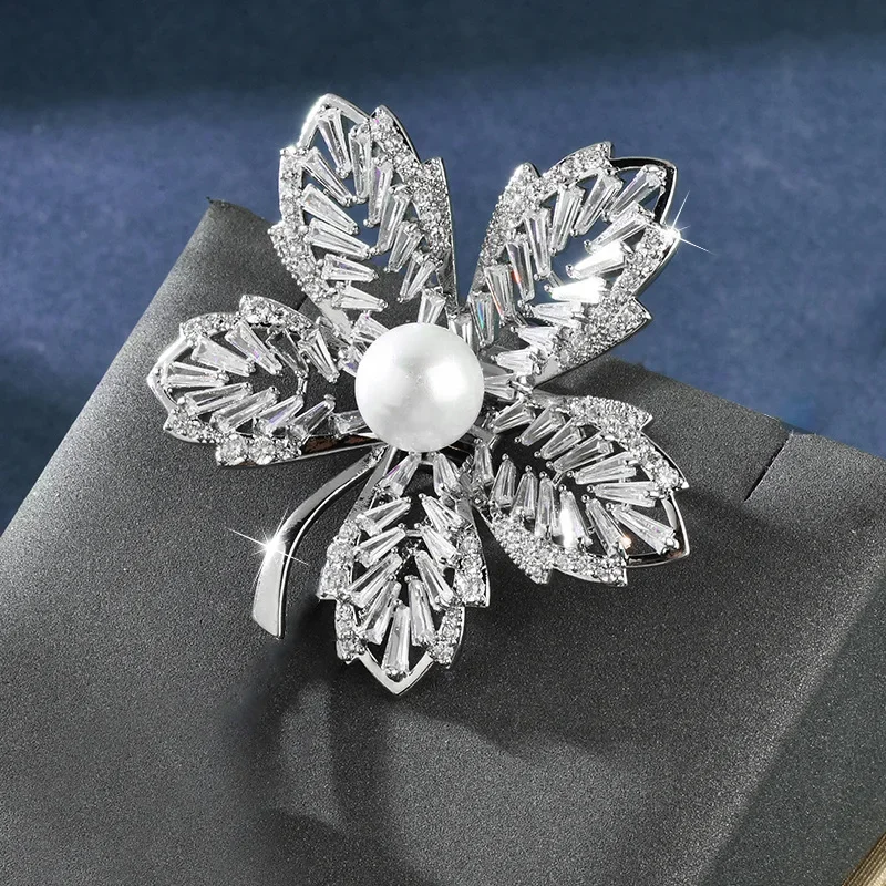 2025 Spilla di lusso semplice e leggera, nuovo accessorio spilla senso design, decorazione spilla collare