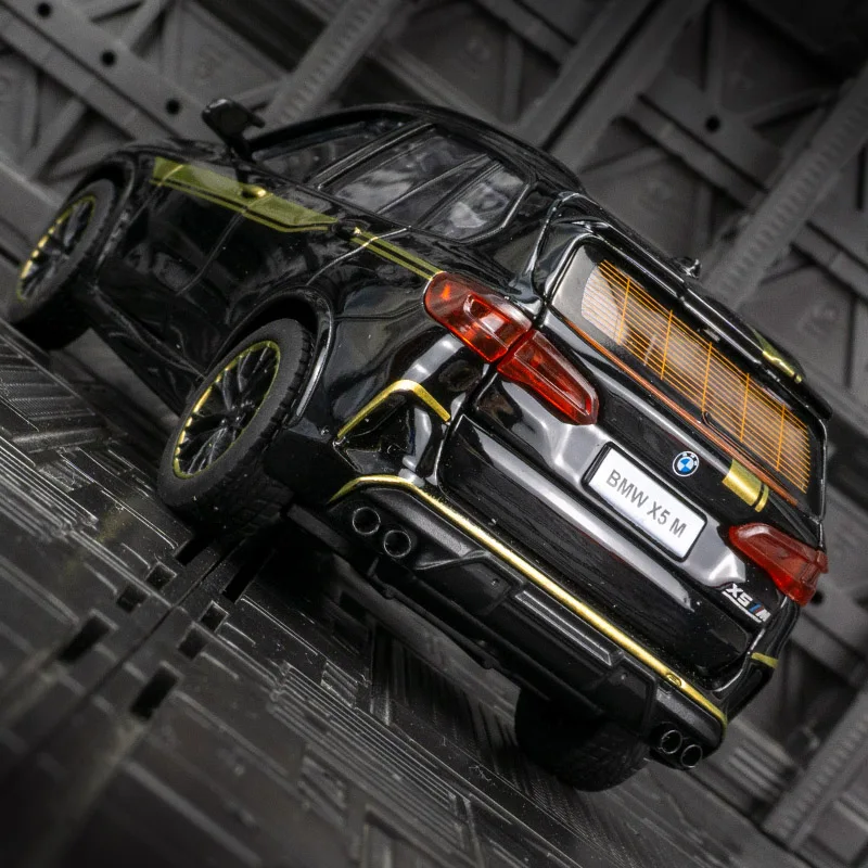 1:32 BMW X5M alloy off-road vehicle model doors and trunk can open pull-back car ornaments with acousto-optic effect