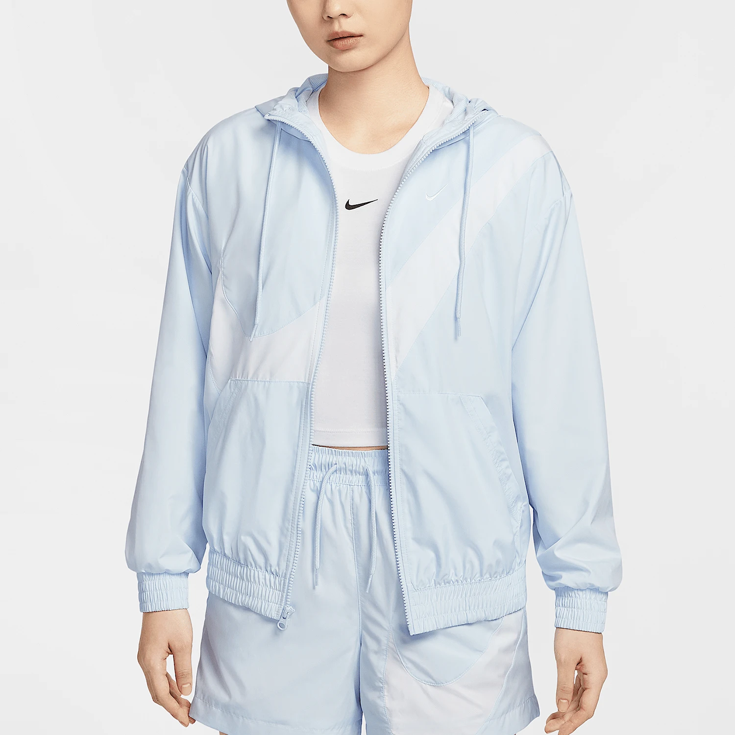 

Женская прочная уличная куртка с капюшоном Nike Genuine Sportswear HM8972-423