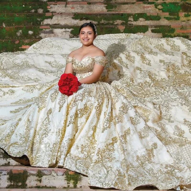 فستان Quinceanera مخصص لامع بلون الشمبانيا الذهبي بدون أكتاف مزين بالترتر والدانتيل مطرز بالخرز فيستدوس دي 15 Quinceanera