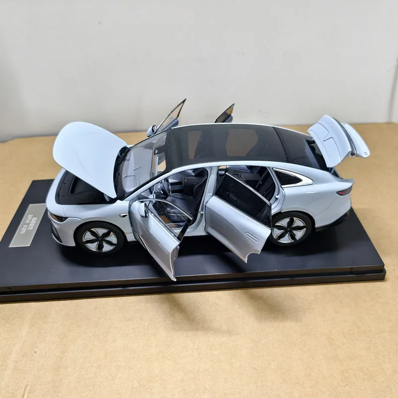 

Voyah 1:18 Scale Original Factory Zhuiguang Alloy Car Model Collectible Display With Customizable License Plate For Collectors