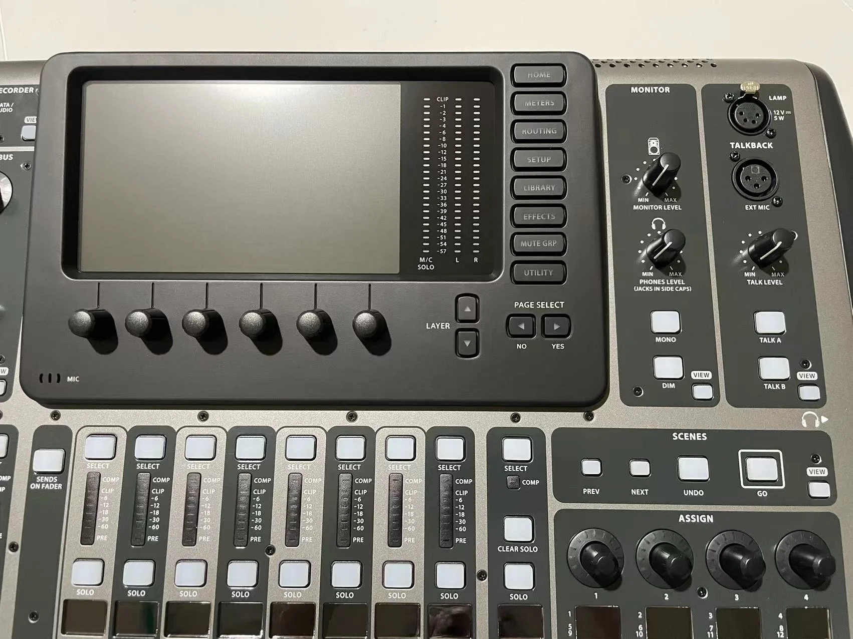 X32 Digital Mixing Console 32-Channel Audio Interface and IPad/iPhone Remote Control 40-Input 25-Bus