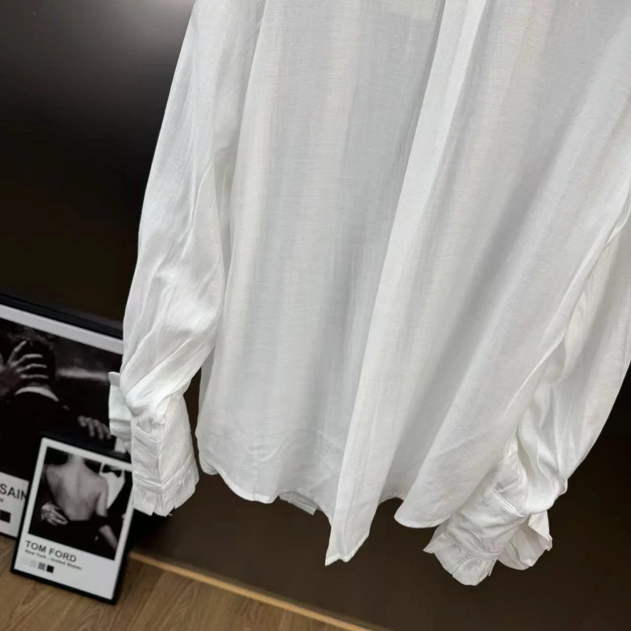 Koszula damska w stylu dworskim z metalową klamrą, plisowana, z drewnianym wykończeniem, niszowa, biała, czarna bluzka o średniej długości, nowość na jesień i zimę 2025.