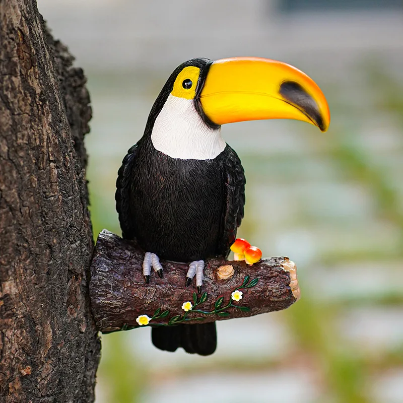 The toucan embraces the decoration hanging garden resin lawn bird sculpture decoration lawn porch courtyard ornaments