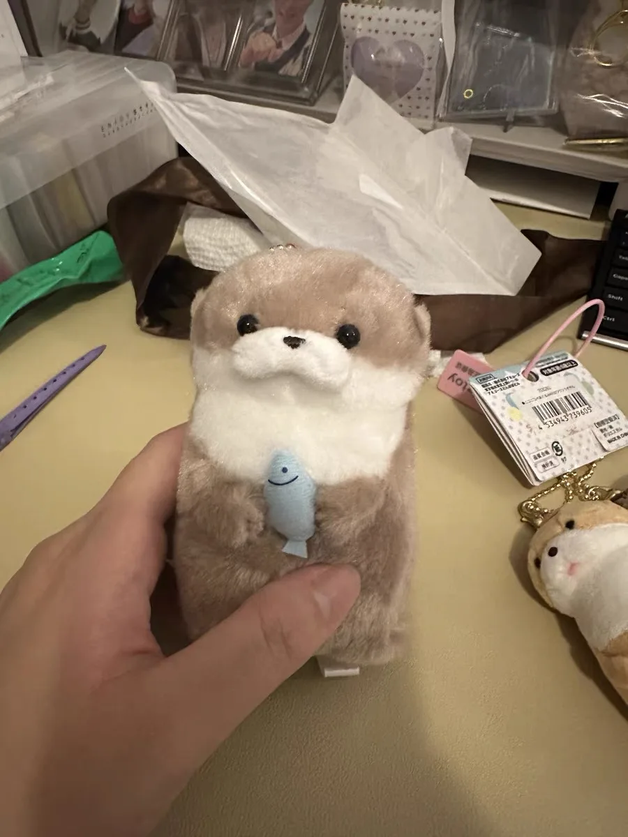 ตุ๊กตาปลาตัวน้อยน่ารักกอดปลา ตุ๊กตาพวงกุญแจ ของขวัญน่ารักสำหรับสาวๆ ของขวัญสร้างสรรค์