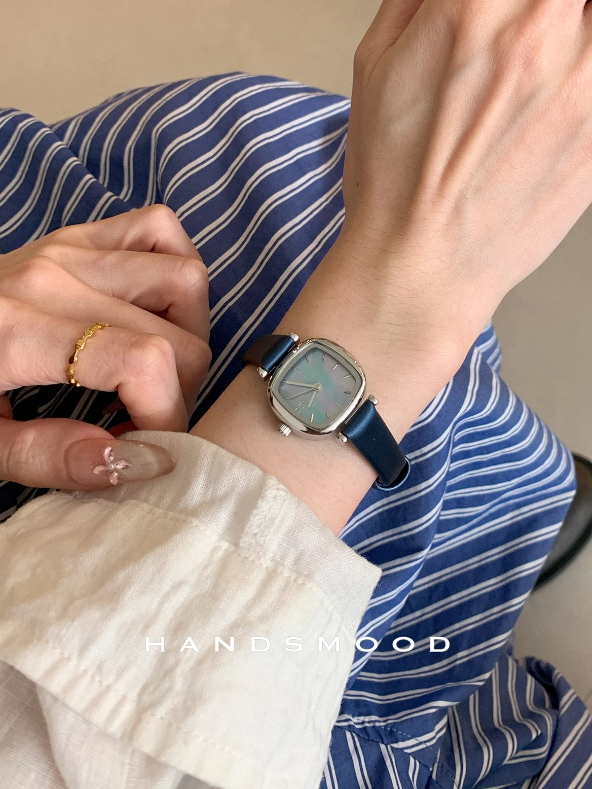 A minimalist square mother-of-pearl dial quartz watch for ladies featuring a lightreflecting design and a vintage-inspired style