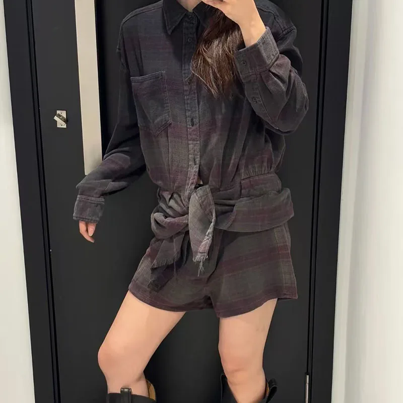 

Новый клетчатый комбинезон-рубашка для женщин осенью 2023 года, с прилегающей талией и шортами-комбинезоном с длинными рукавами и бахромой.