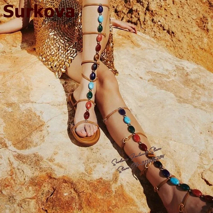 Sandalias Largas Planas con Cuentas Multicolor, Botas Altas hasta la Rodilla con Correa y Hebilla Marrón Mate, Zapatos de Verano Frescos con Piedras de Colores