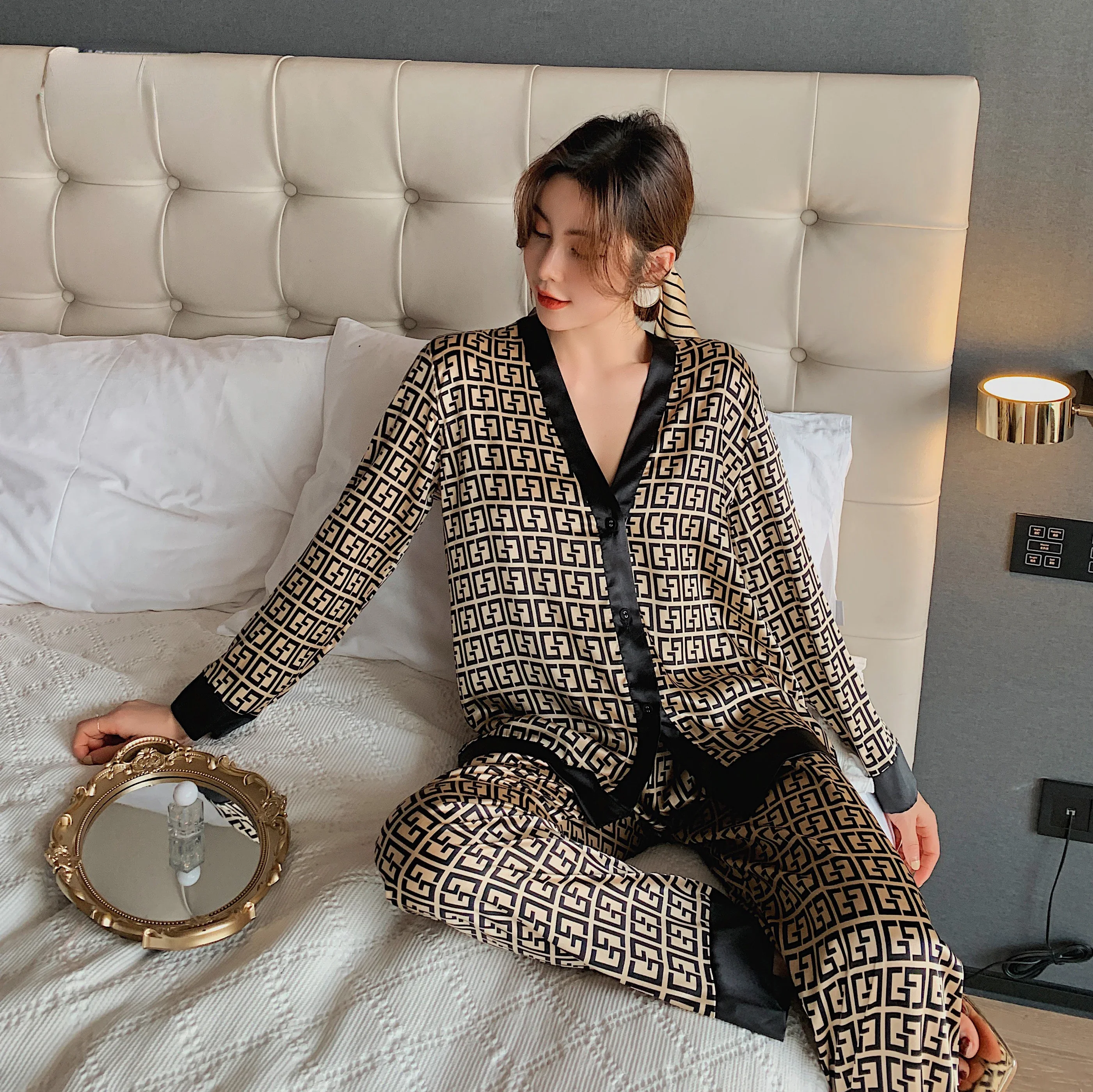 

2022 New Women's Pajamas Set V Neck Design Luxury Cross Letter Print Sleepwear Silk Like Home Clothes XXXXL Large Size Nightwear