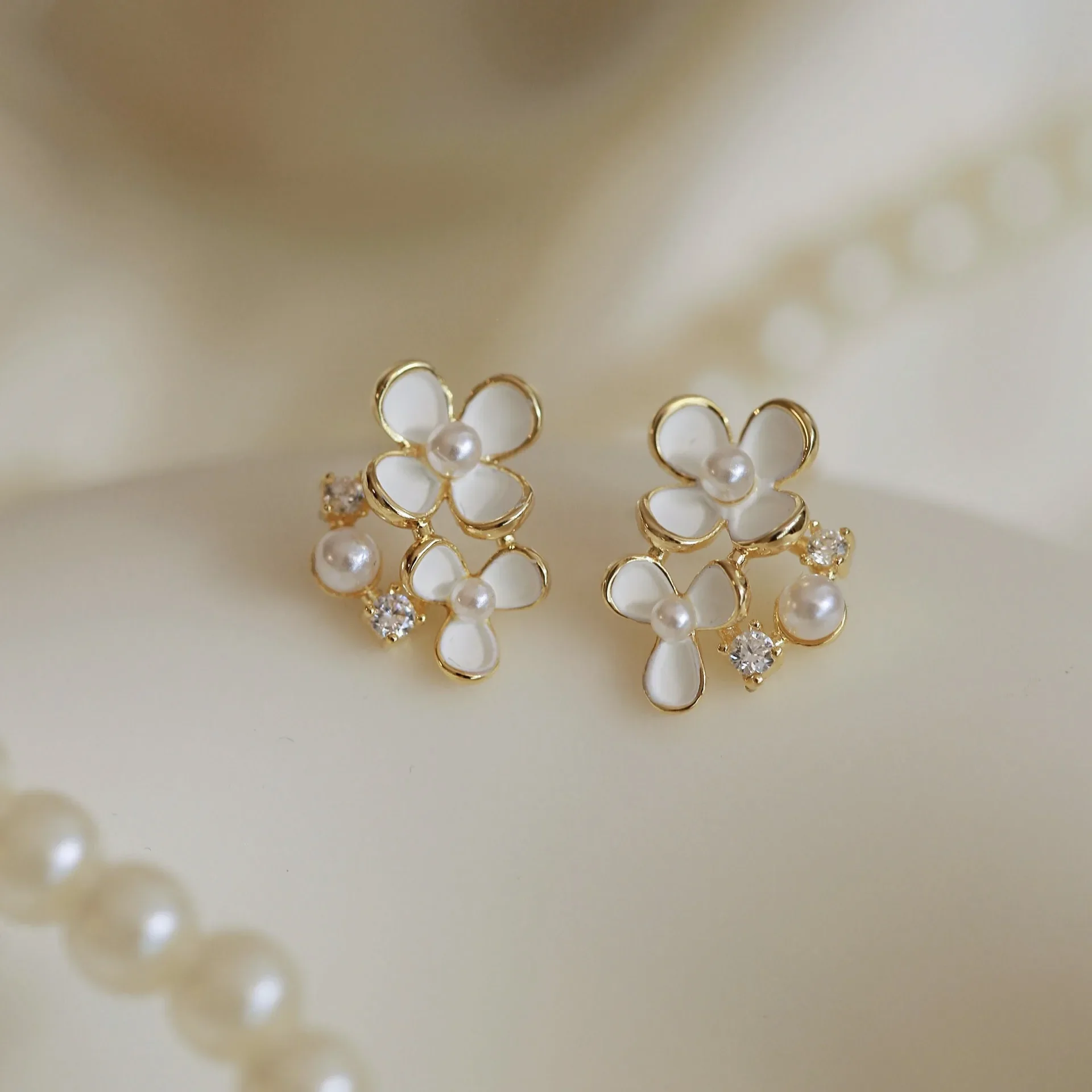 Temperament Forest Flower Pearl Clip on Earrings 2023 Small White Flower Clip Earrings Without Piercing for Women Party Jewelry