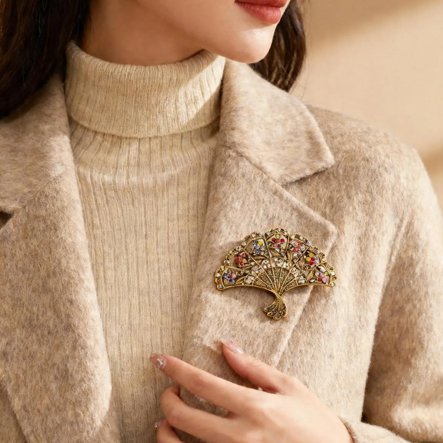 Retro style hollowed out fan brooch, antique gold diamond fan-shaped clothing pin, women's coat accessory chest flower