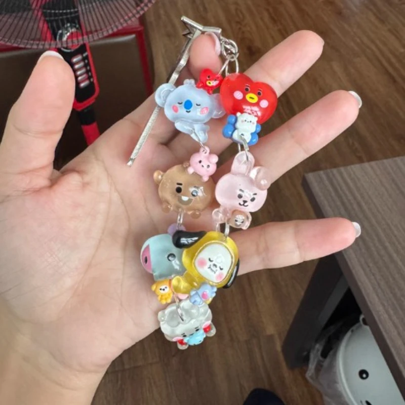

Give Your Girlfriend A Handbag A Mobile Phone Pendant and A Figurine Gift
