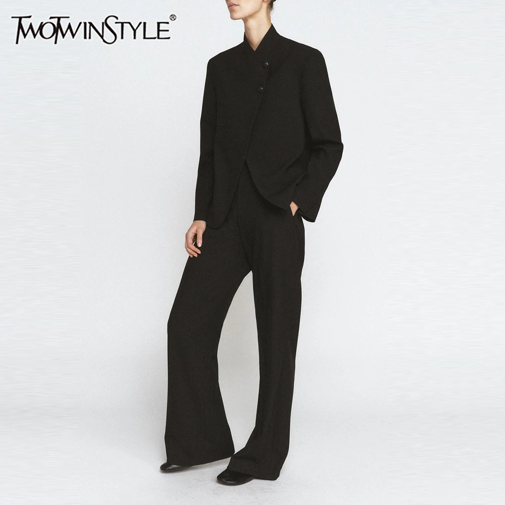 

Костюм-двойка TWOTWINSTYLE черного цвета для женщин: пиджак с воротником-стойкой и асимметричной застежкой на пуговицах, брюки с широкими штанинами для офиса и деловых встреч
