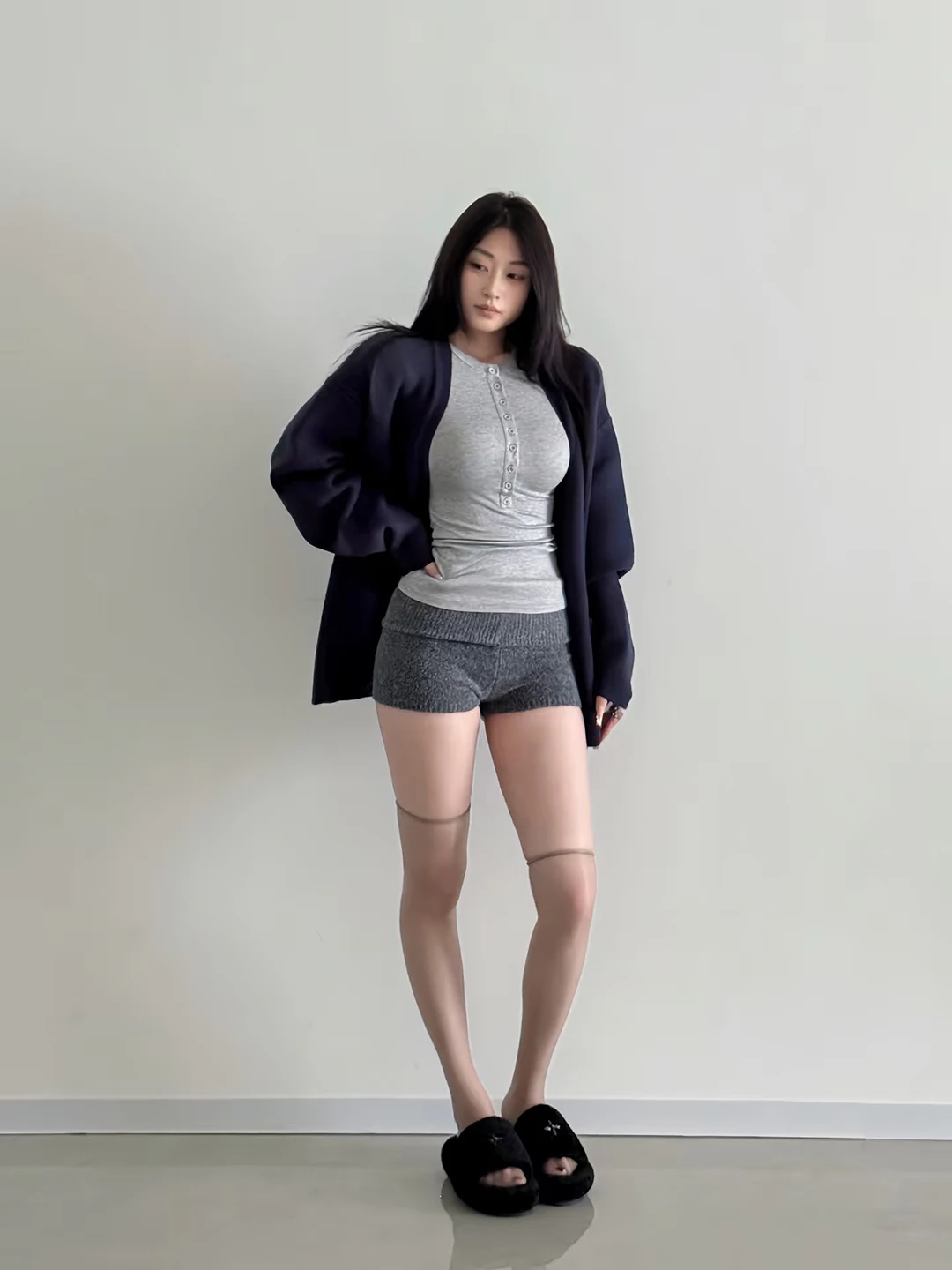 Conjunto de camiseta de punto estilo americano para mujer, de manga corta y manga larga, cuello redondo, ajuste ceñido, y pantalón corto elástico de cintura baja que cubre los glúteos.