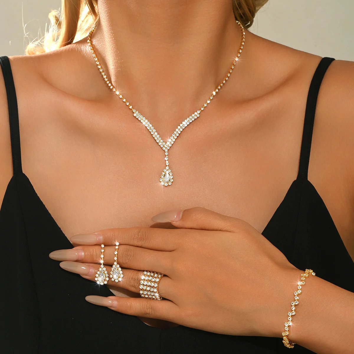 2 pcs Environmentally friendly jewelry - exquisite claw chain, rhinestone necklace, earrings set, decorative item