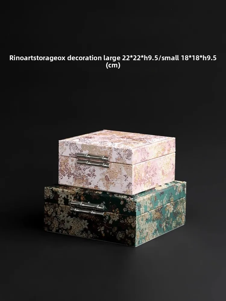 

Шкатулка для украшений из шелка с ручной вышивкой и зеркалом, с золотой вышивкой из натурального шелка, красиво оформленная.