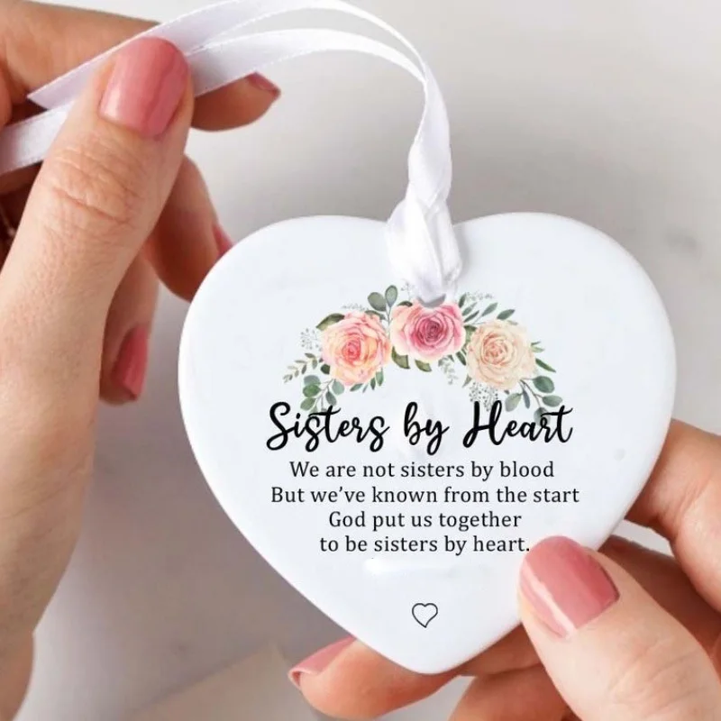 يتم تعليق العنصر الزخرفي "قلب الأخت الواحد لنقل الرسالة، "لننا الأخوات المتصلة بالدم، ولكن قلوبنا متصلة. #1