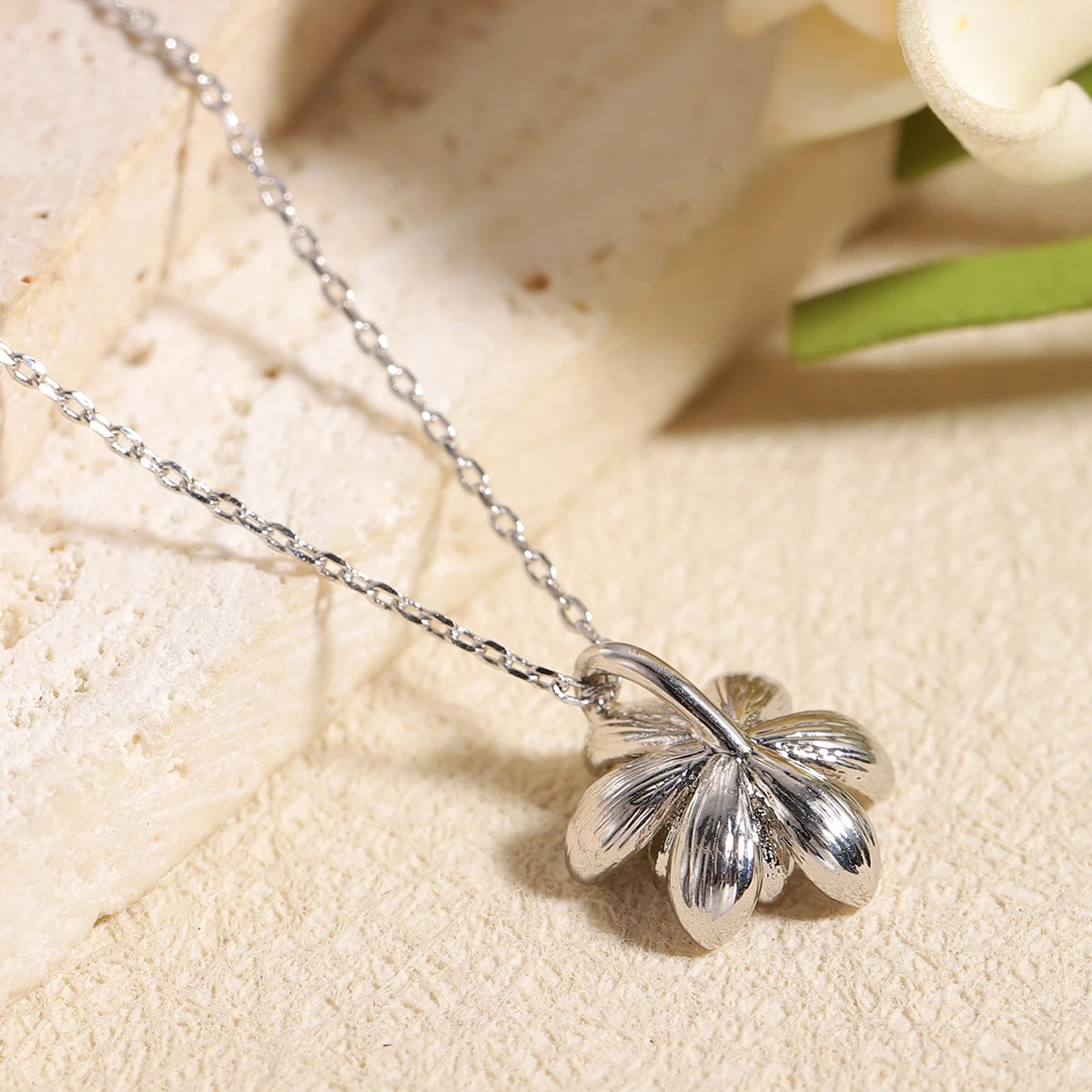 Retro Antique Silver Lotus Flower Pendant Necklace Women Two Tone Gold Stamen Water Lily Zen Choker Fine Jewelry Gift