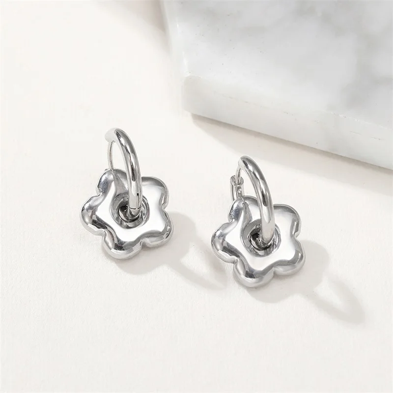 EILIECK 316L Acero inoxidable flor de Metal pendientes pequeños con hebilla para oreja para mujer encanto moda 18K PVD plateado joyería impermeable