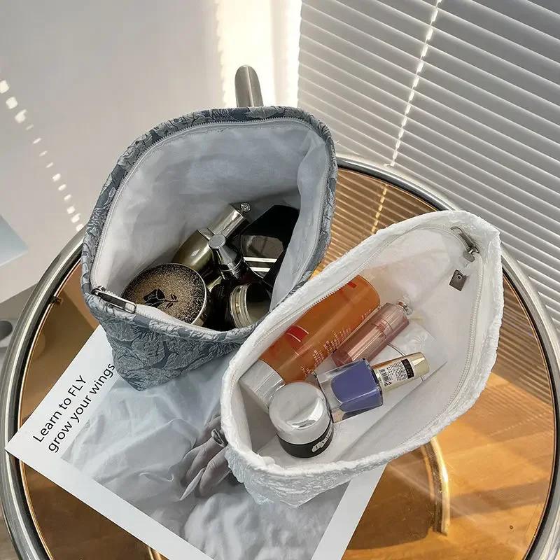 Вельветовая косметичка в корейском стиле с цветочной вышивкой, женская дорожная косметичка и портативный органайзер для макияжа