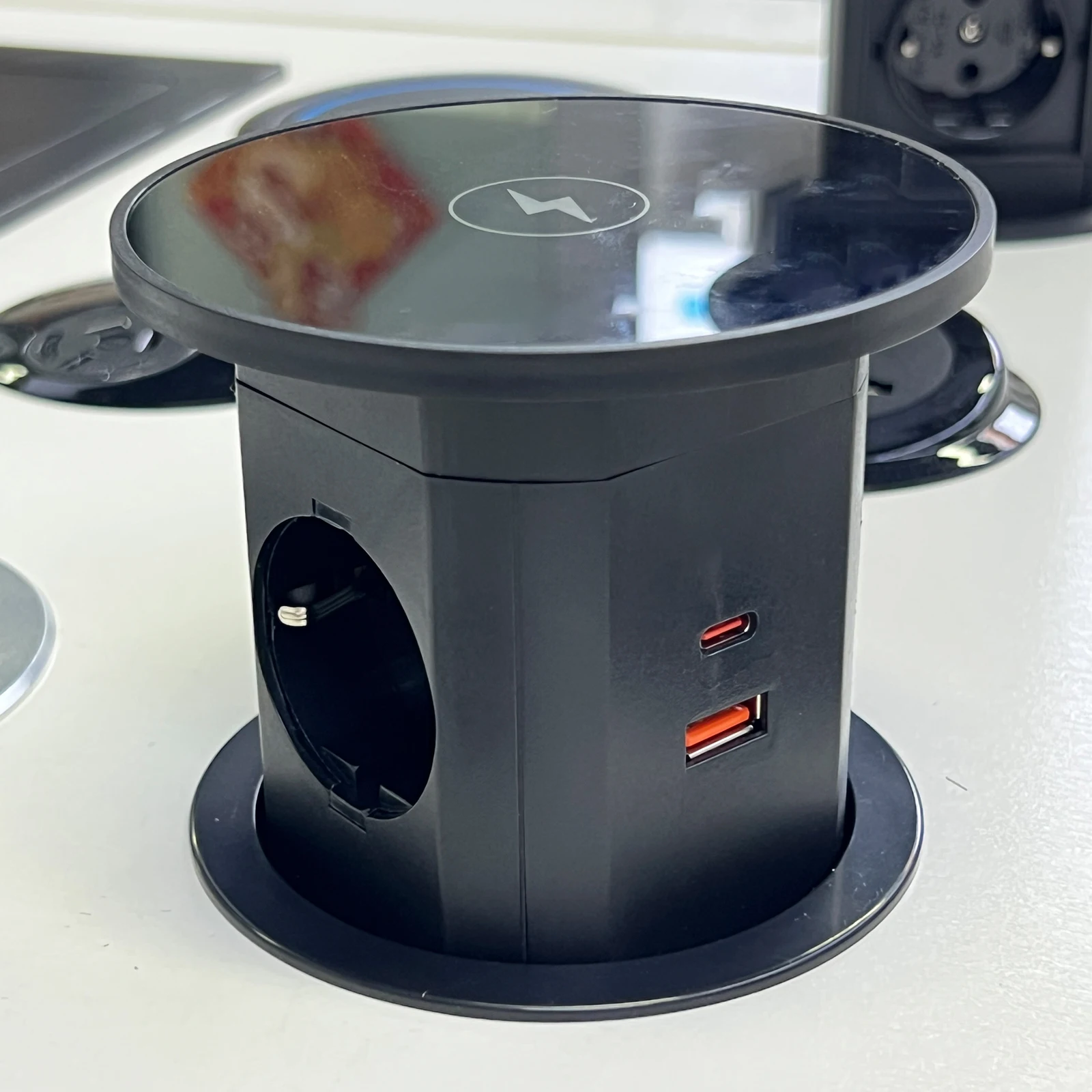 Hot selling and popular Waterproof Kitchen Pop up Power Sockets with 15W Wireless Charger and PD20W USB-C Ports 15A Tabletop Pop