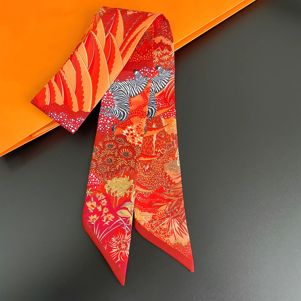 2026 Markendesign Zebra-Muster auf Blumen Damen-Schal Luxuriöser Seidenschal Modisches Haarband Foulard Schmaler Taschenschal Halstuch