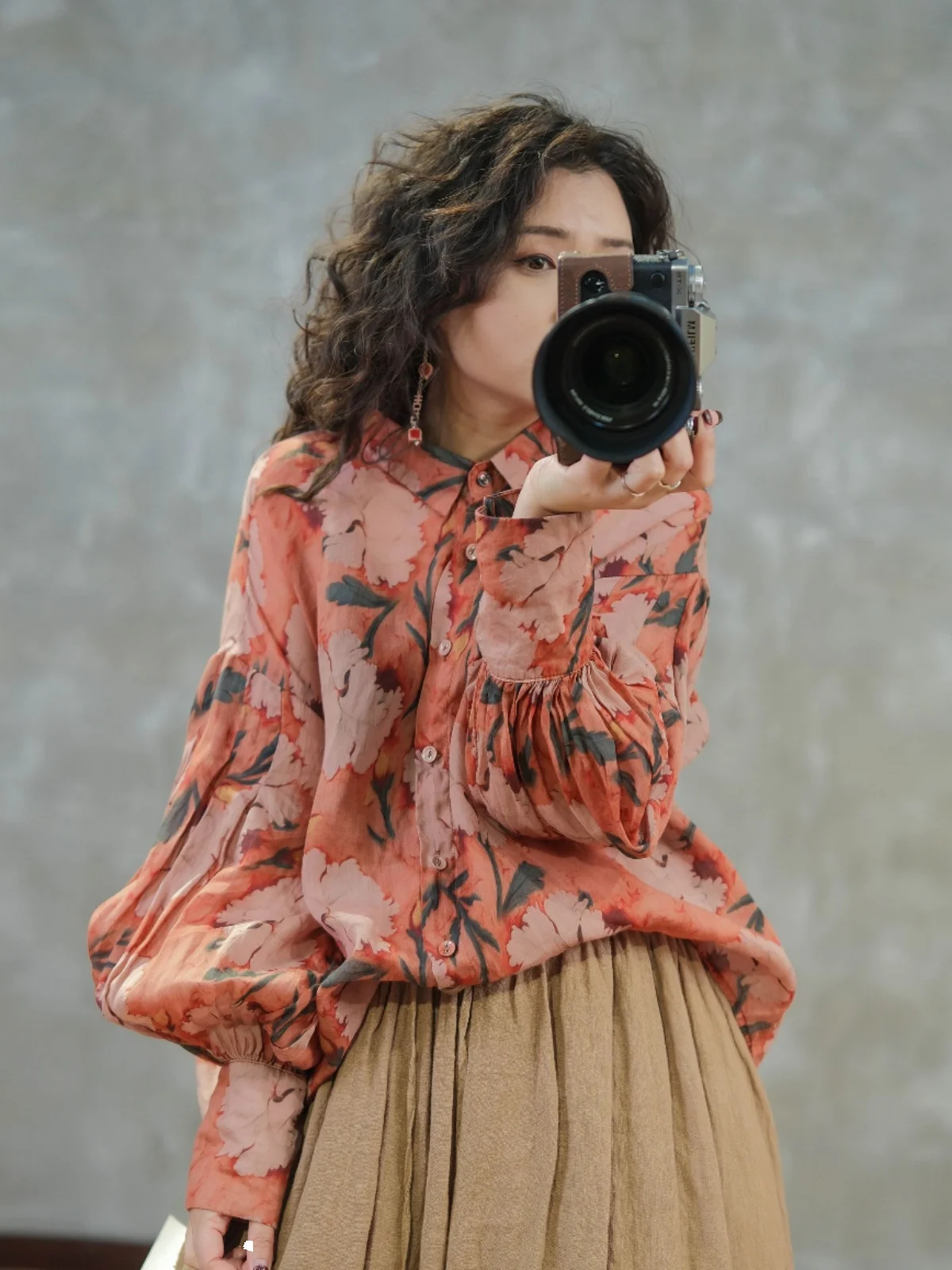 قميص كتان مطبوع أنيق للنساء جديد خريف 2025 مقاس كبير فاخر فريد من نوعه ذو جو جميل ونمط حلو وواسع