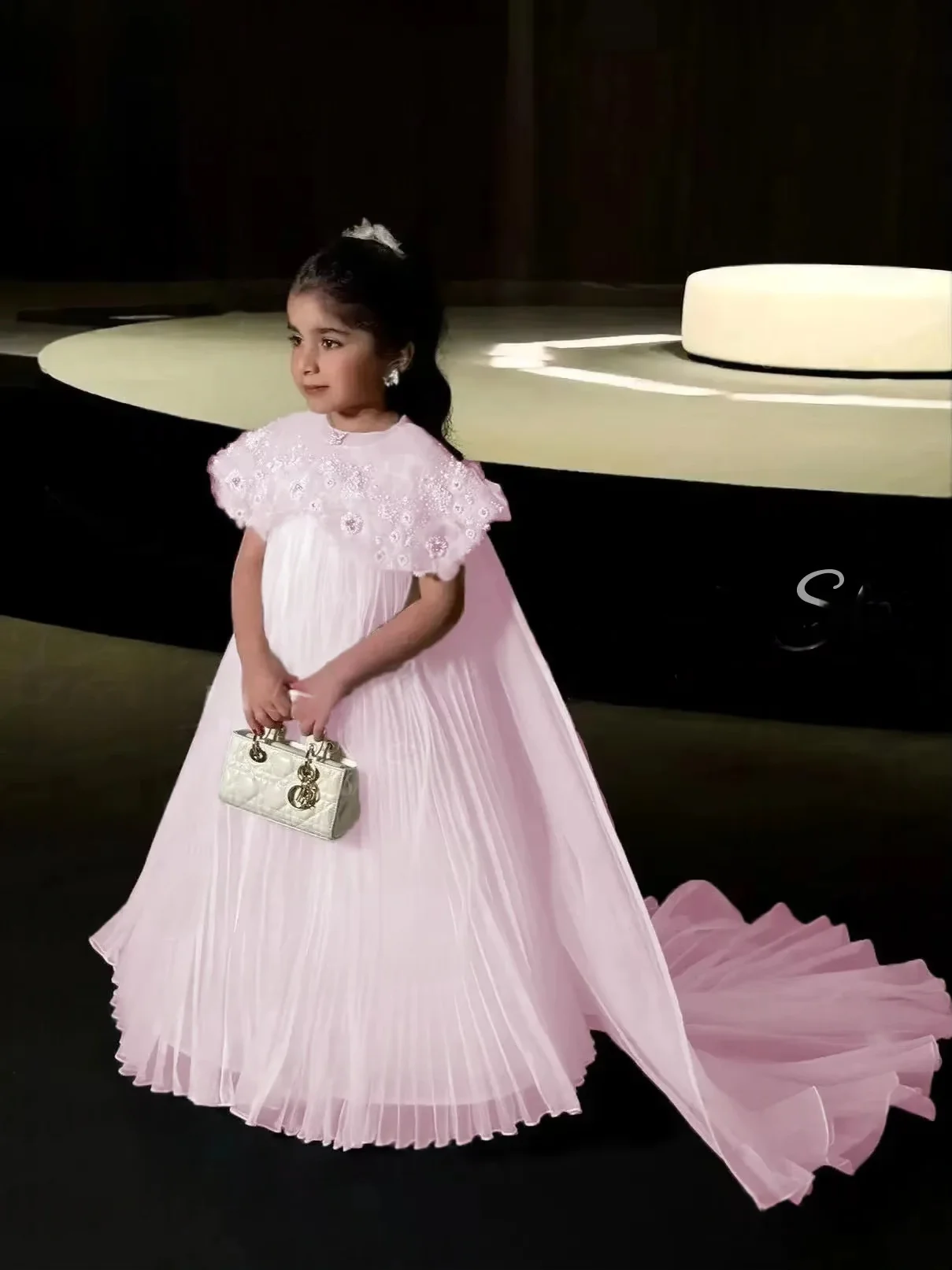 Verziertes, plissiertes Chiffonkleid für Mädchen mit Flügelärmeln und abnehmbarer Schleppe, ideal für Blumenmädchen, Geburtstagsfeiern, Klavier. – Detail 13