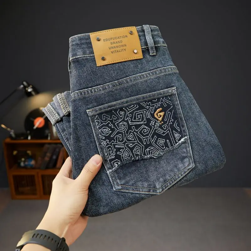 

Высококачественные мужские джинсы нового стиля, модные осенне-зимние повседневные брюки в американском стиле ретро, длинные брюки, облегающие эластичные брюки с вышивкой