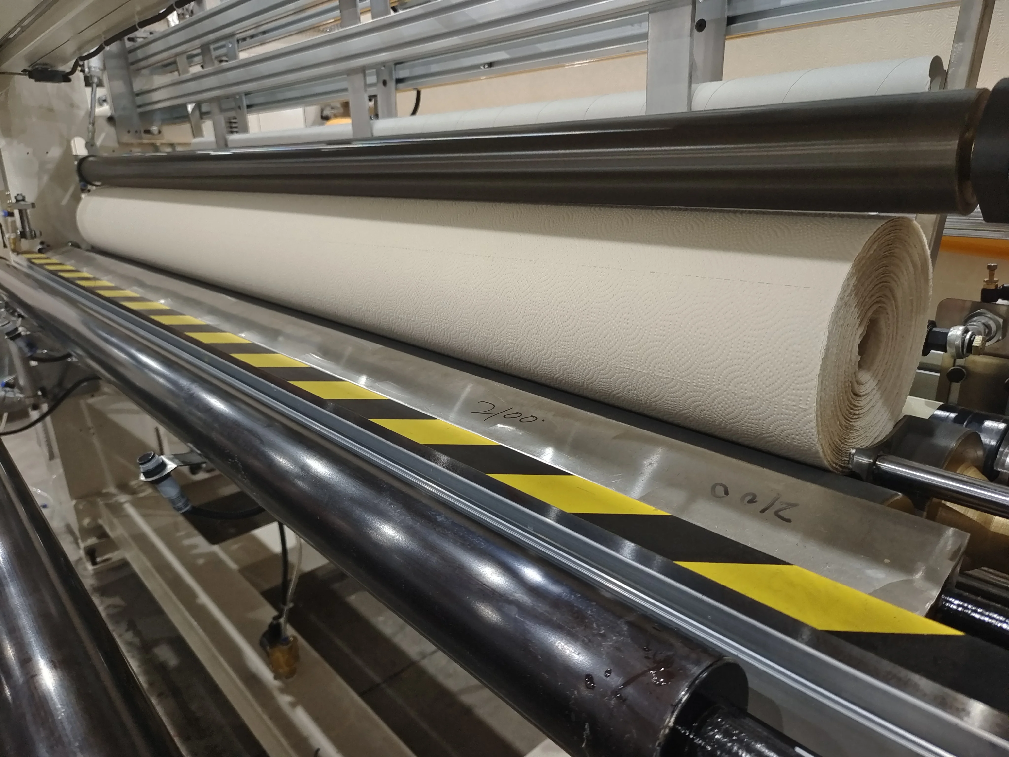 Automatic Toilet Paper Machinery with Simultaneous Trimming, Glue Spraying, Sealing and Shaft Extraction for Higher Efficiency