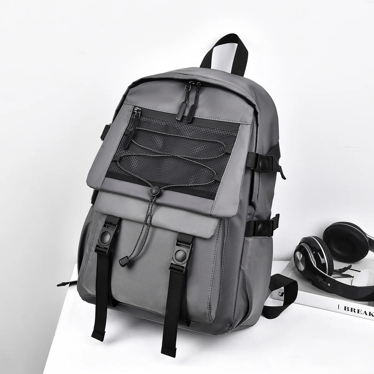 Europe and the United States new fashion couples tooling bag new backpack outdoor backpack wear-resistant student backpack.