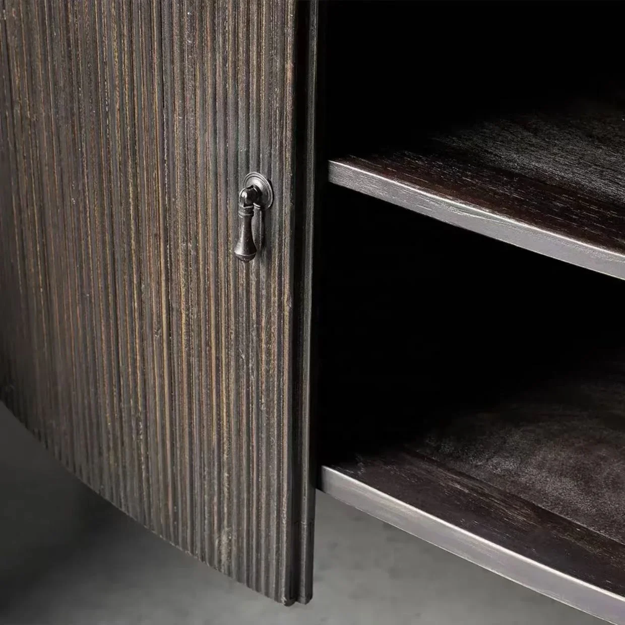 ตู้ข้างโต๊ะอาหารไม้เนื้อแข็งทันสมัย ทนทาน พร้อมพื้นที่จัดเก็บและดีไซน์ทันสมัย